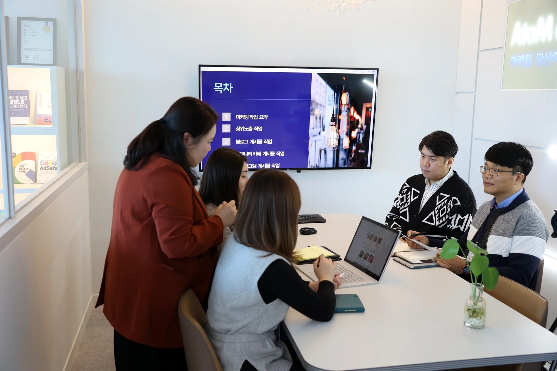 프로젝트 기획 및 개발 회의를 진행하는 실제 모습
